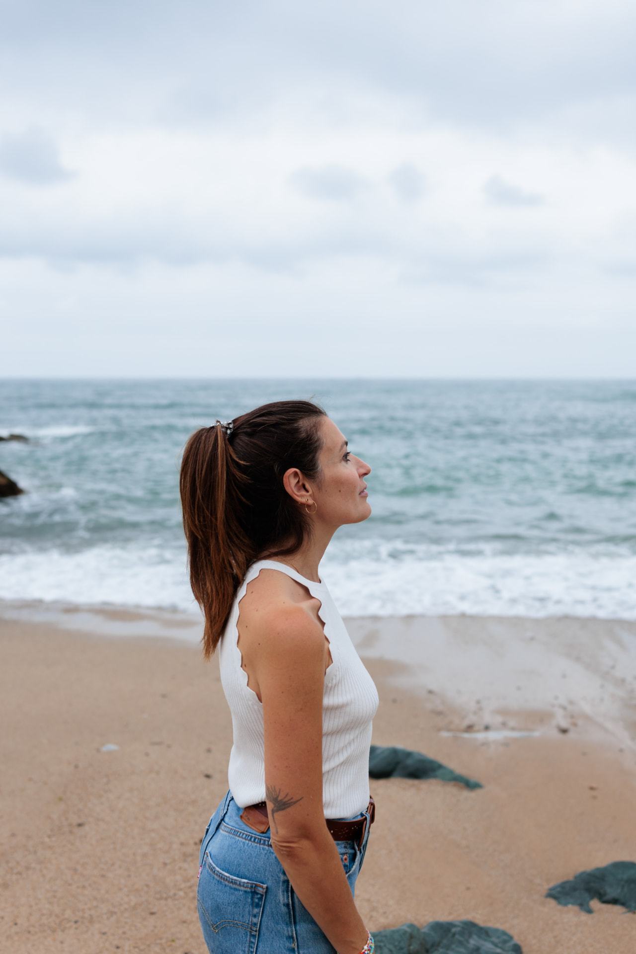 Fanny Gand, sophrologue et professeure de yoga, face à l'océan à Biarritz