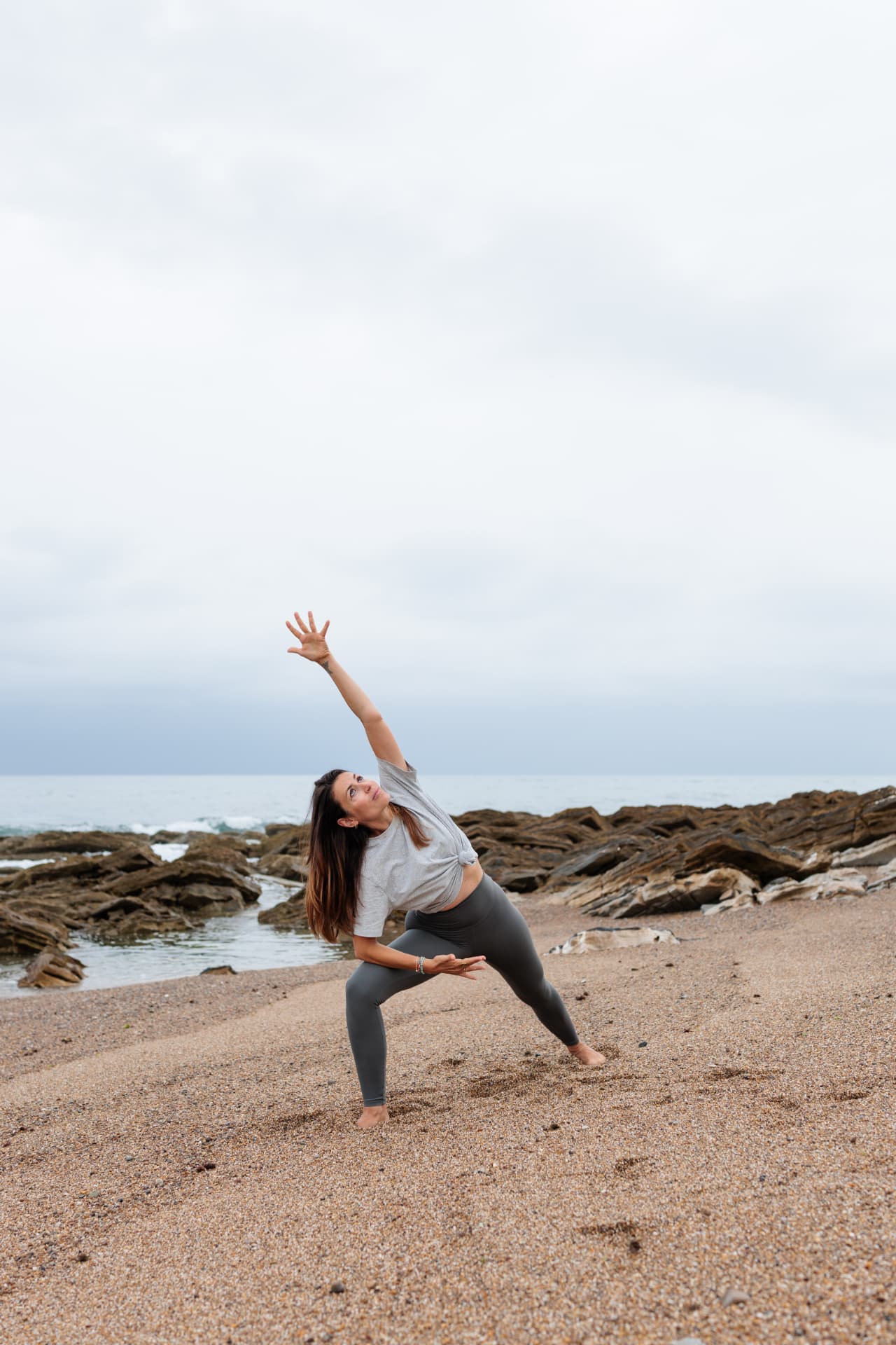 Fanny Gand en posture de yoga, angle tendu latéral, sur la plage