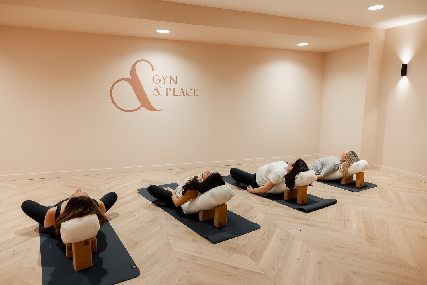 La salle de cours lumineuse où se déroulent les cours de yoga à Biarritz