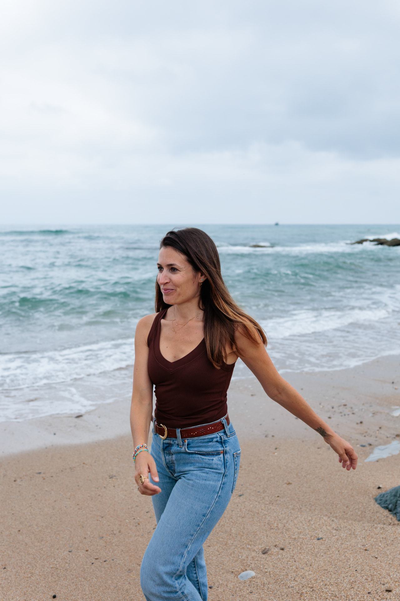 Fanny Gand, sophrologue et professeure de yoga prénatal, marchant sur la plage